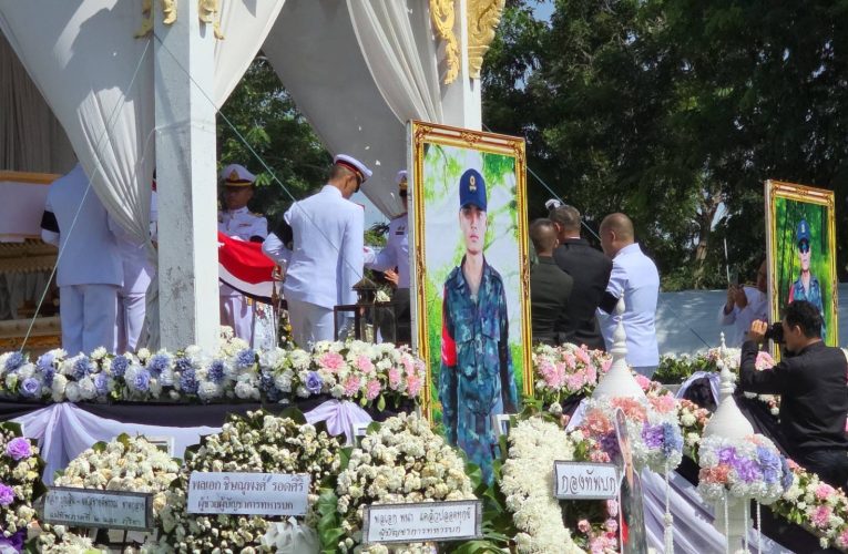 บุรีรัมย์ สมเกียรติพระราชทานเพลิงศพนักรบแนวหน้าเพื่อนร่วมรบเผยนาที