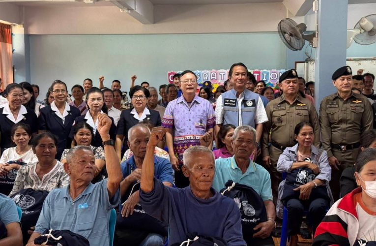 ผู้ว่าฯ อุตรดิตถ์ลงพื้นที่มอบถุงยังชีพช่วยเหลือผู้ประสบภัยน้ำท่วมที่ อ.บ้านโคก จ.อุตรดิตถ์
