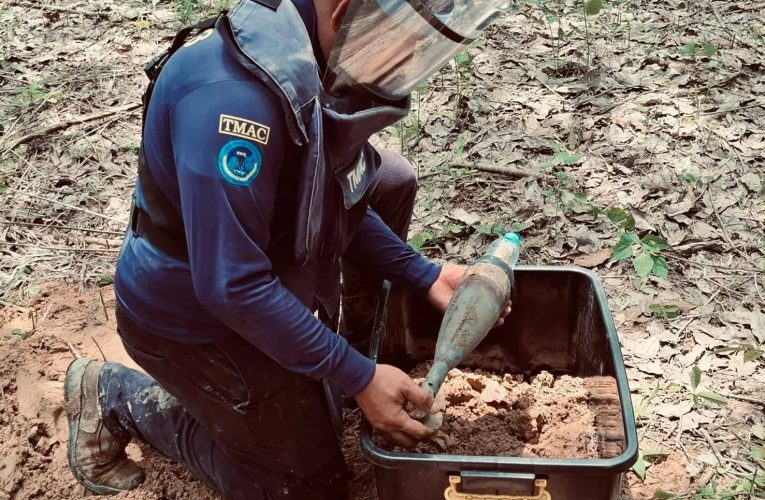บุรีรัมย์ – ตำรวจชุด EOD เร่งเก็บกู้จรวด BM 21 ยังไม่ทำลาย หวั่นเขมรเข้าใจผิด