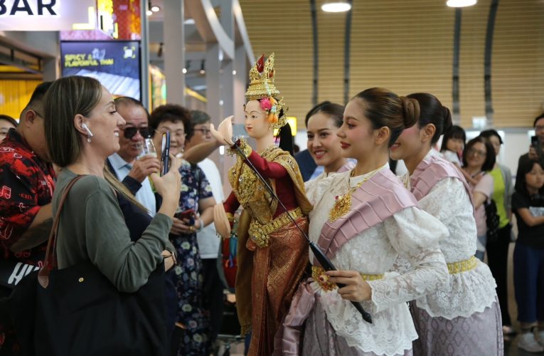 สมุทรปราการ – ท่าอากาศยานสุวรรณภูมิร่วมเผยแพร่ศิลปวัฒนธรรมไทยจัดแสดงหุ่นละครเล็กชุด“หนุมานจับนางเบญกาย”