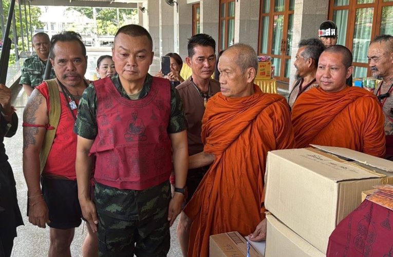 พระครูวิชิต นำชาวบ้านบางระจัน มอบเสบียง 7คันรถ พร้อมผ้าประเจียด,เสื้อยันต์ พระอาจารย์ธรรมโชติ
