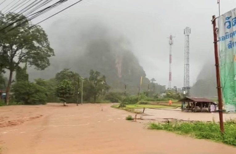 แม่ฮ่องสอน – ฝนตกหนักน้ำป่าเริ่มไหลเอ่อขึ้นท่วมในหลายพื้นที่ของจังหวัดแม่ฮ่องสอน
