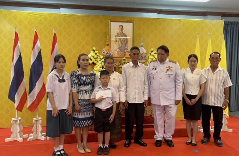 พระบาทสมเด็จพระเจ้าอยู่หัว ทรงพระกรุณาโปรดเกล้าฯ พระราชทานเงินช่วยเหลือครอบครัว จ.ส.อ.ธีรยุทธ์ สีจุ้ยจ้าย ทหารกล้าผู้เสียสละจากเหตุปะทะชายแดนไทย – กัมพูชา