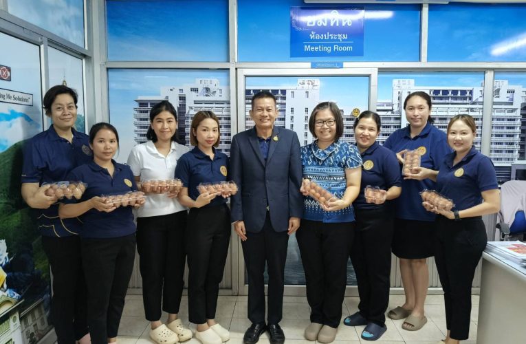 พาณิชย์แพร่ !! รับน้ำใจไทยไม่ทิ้งกัน ; ให้ความช่วยเหลือ จนท.ผู้ประสบอุทกภัย