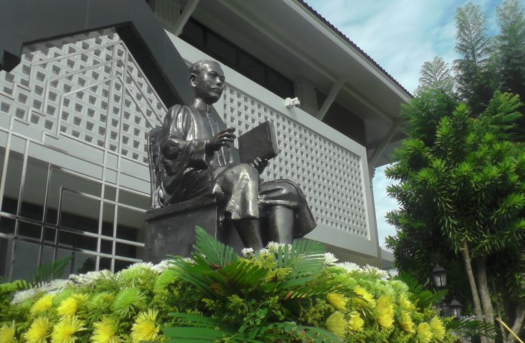 กระบี่ – ข้าราชการตุลาการหน่วยงานที่เกี่ยวข้องร่วมทำบุญทางศาสนาและวางพวงมาลาน้อมรำลึกพระมหากรุณาธิคุณกรมหลวงราชบุรีดิเรกฤทธิ์เนื่องในวันพระบิดาแห่งกฎหมายไทย