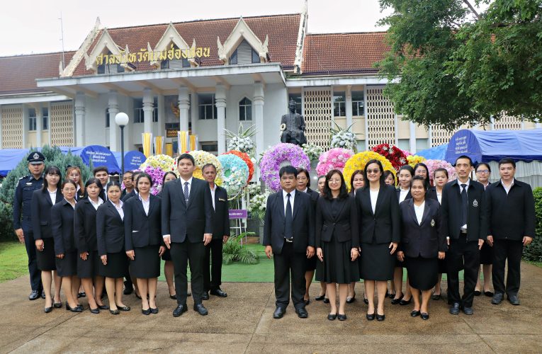 ศาลจังหวัดแม่ฮ่องสอนประกอบพิธีเจริญพระพุทธมนต์และวางพวงมาลา เพื่อระลึกถึงพระกรุณาธิคุณของพระเจ้าบรมวงศ์เธอ กรมหลวงราชบุรีดิเรกฤทธิ์ เนื่องใน “วันรพี” ประจำปี 2568