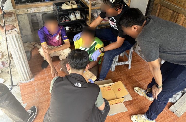 นราธิวาส – เจ้าหน้าที่ 3 ฝ่ายนราธิวาส สนธิกำลังจับกุมผู้ค้ายาเสพติด ยึดยาบ้ากว่า 30,000 เม็ด ในพื้นที่เจาะไอร้อง