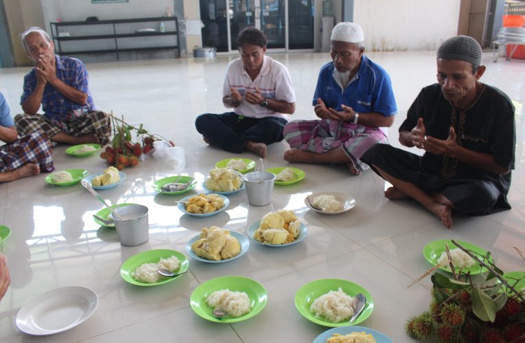ยะลา – ผู้นำชุมชนใต้สุดแดนสยามชายแดนไทย-มาเลเซีย จัดบุฟเฟ่ต์ข้าวเหนียวทุเรียนให้ประชาชนและนักท่องเที่ยวชาวมาเลเซียได้กินฟรี