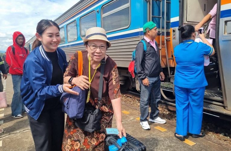 ศูนย์ประสานงานการท่องเที่ยวจังหวัดอุตรดิตถ์ นำ นักท่องเที่ยวทริปรถไฟ