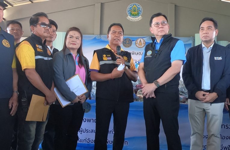 กระทรวงพาณิชย์ ลงพื้นที่ จ.พิษณุโลก ทั้งตรวจตลาด เช็คราคาสินค้า และยังนำสิ่งของที่จำเป็นในการดำรงชีพ