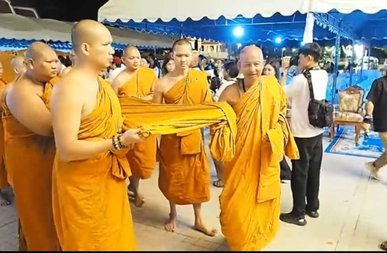 วัดห้วยมงคลคึกคัก! นักท่องเที่ยวร่วมงานบุญห่มผ้า “หลวงปู่ทวดองค์ใหญ่” ครั้งที่ 12