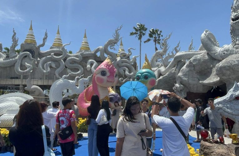 ปทุมธานี – คนนับหมื่นแห่ถ่ายรูปพญานาคน้อยอีก 2 ตนที่สร้างขึ้นใหม่ขณะที่ของที่ระลึกพญานาคน้อยขาดตลาดหนัก