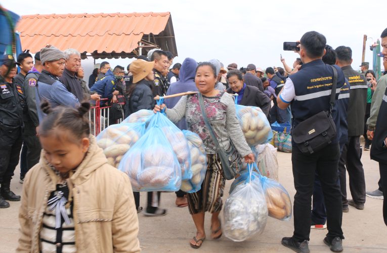 บรรยากาศตลาดนัดจุดผ่อนปรน ไทย-ลาว บ้านเปงจาน คึกคักเนื่องจากมีวันหยุดติดต่อกันหลายวัน