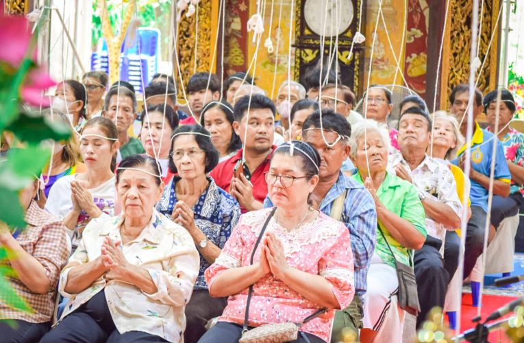 นครปฐม – 1 เดียว ปชช.แน่นวัดแห่เข้าพิธีบูชานพเคราะห์ในวิหาร