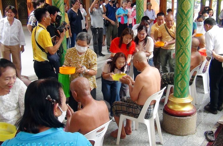 สมุทรปราการ – คณะไวยาวัจกรวัดบางพลีใหญ่กลางอุปสมบทหมู่เพื่อถวายเป็นพระราชกุศลสมเด็จพระนางเจ้าสิริกิติ์ พระบรมราชินีนาถ พระบรมราชชนนีพันปีหลวง