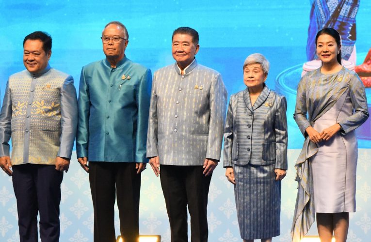นนทบุรี-เปิดงาน “ศิลปาชีพประทีปไทย OTOP หลอมดวงใจ ด้วยพระบารมี” ปี 2568