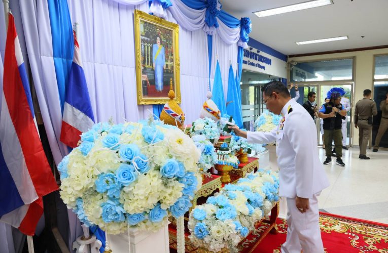จังหวัดระยอง ประกอบพิธีเจริญพระพุทธมนต์ ตักบาตรถวายเป็นพระราชกุศล และลงนามถวายพระพรสมเด็จพระนางเจ้าสิริกิติ์ พระบรมราชินีนาถ พระบรมราชชนนีพันปีหลวง