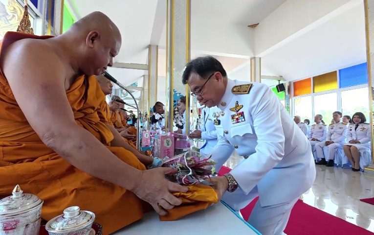 ฉะเชิงเทรา – พสกนิกรร่วมถวายพระพรชัยมงคล ทำบุญตักบาตร