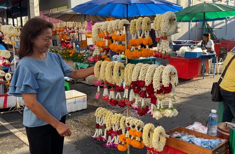 ลูกๆแห่ซื้อพวงมาลัยดอกมะลิไหว้แม่แม้ราคามะลิสดจะพุ่ง
