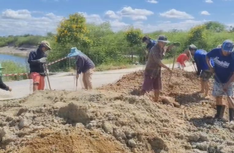 นครปฐม – ชาวบ้านสุดทนการรอคอยตัดใจสละทรัพย์สร้างถนนเอง