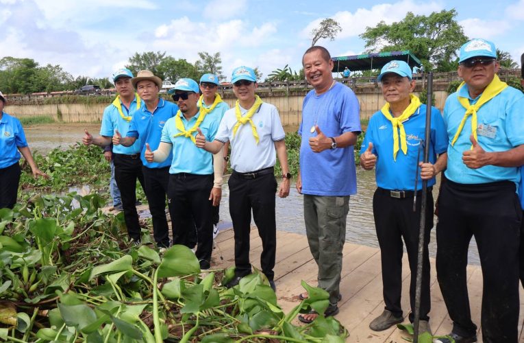 จันทบุรี – อำเภอเมืองนำจิตอาสา ร่วมกิจกรรมบำเพ็ญประโยชน์วันแม่ กำจัดผักตบชวาเตรียมรับมือปริมาณน้ำในแม่น้ำจันทบุรี