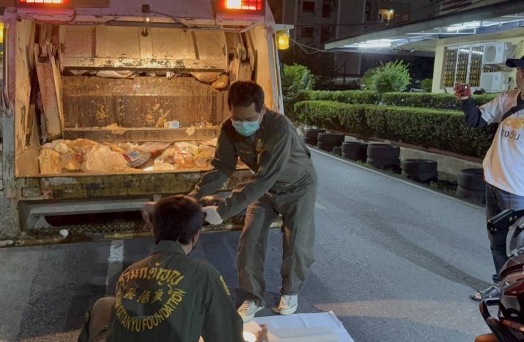 ปทุมธานี – พนักงานเก็บขยะผวา พบศพเด็กทารกเพศชายไหลออกจากถังอัดรถขยะ