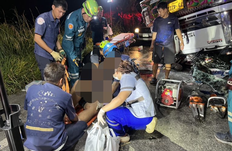 ฉะเชิงเทรา – เทรนเลอร์ 22 ล้อ คว่ำหัวเก๋งทับครึ่งร่าง 2 ผัวเมีย