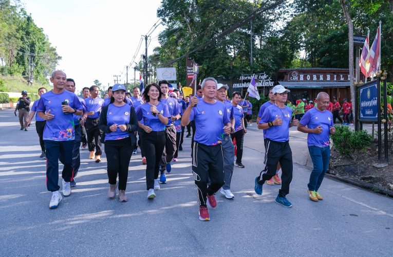นายกเทศมนตรีเมืองเบตงนำผู้นำชุมชน ทั้ง 28 ชุมชน ร่วมวิ่งคบเพลิงกีฬาชุมชน ครั้งที่ 16