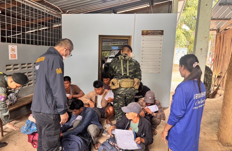กาญจนบุรี รวบหนุ่มพกบัตรเลข 0 ขับกระบะซุกแรงงานเถื่อน โดนรวบคาด่าน สารภาพได้ค่าจ้าง 1.5 หมื่น นำส่งสมุทรสาคร