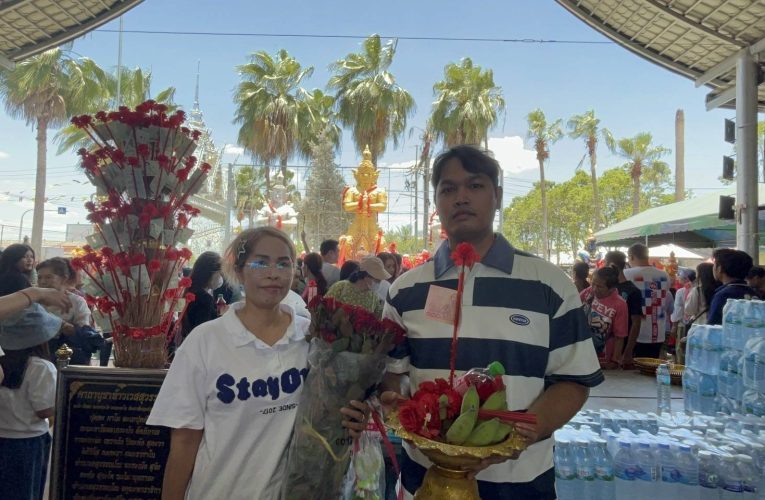 ปทุมธานี – แห่ตั้งชื่อพญานาคน้อยล้นหลาม หนุ่มหอบกุหลาบ 99 ดอกแก้บนท้าวเวสฯ
