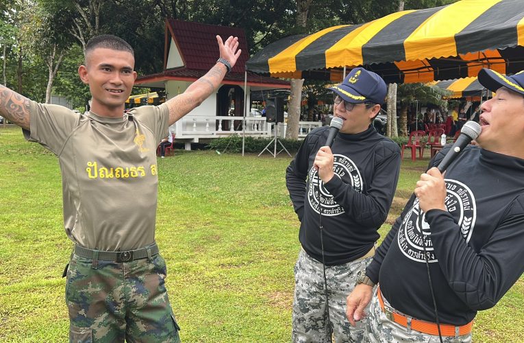 จันทบุรี/ ฝันดี–ฝันเด่น อดีตนักร้องคู่แฝดชื่อดังนำทีม“ใจถึงใจคนไทยไม่ทิ้งกัน” ประกอบอาหารปรุงสุกเลี้ยงทหารกล้า ณ หน่วยเฉพาะกิจนาวิกโยธินจันทบุรี