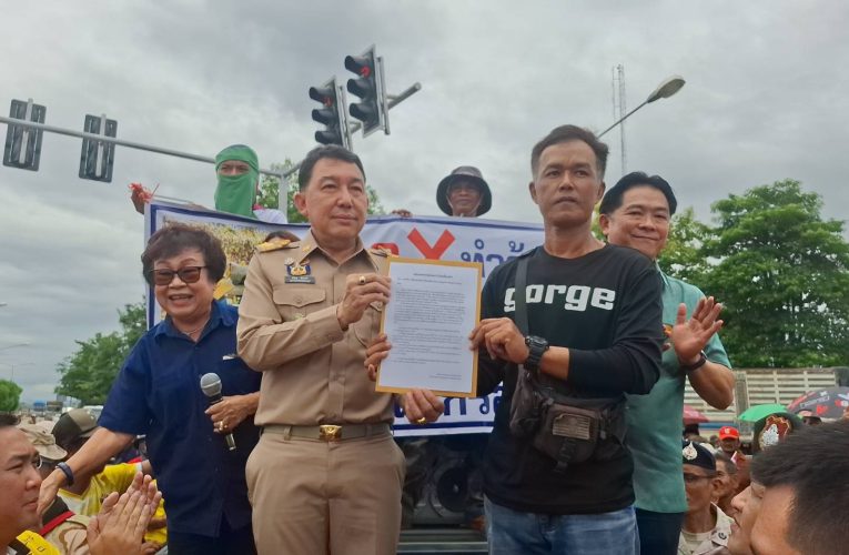 ชาวไร่เพชรบูรณ์ 7 พันคน ปิดสี่แยกราหุล กดดันรัฐอุ้มราคาข้าวโพด