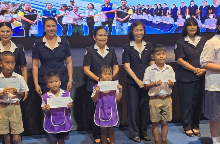 กิ่งกาชาดอำเภอหัวหินมอบทุนการศึกษา 700 ทุน พร้อมช่วยเหลือผู้ยากไร้ รวมกว่า 8.4 แสนบาท