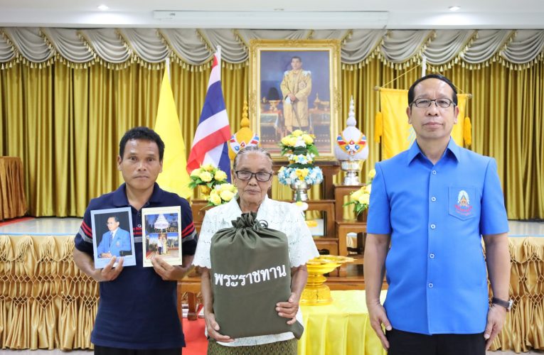สกลนคร มูลนิธิราชประชานุเคราะห์ฯ เชิญสิ่งของพระราชทาน ไปมอบให้แก่ครอบครัวผู้ประสบไฟไหม้