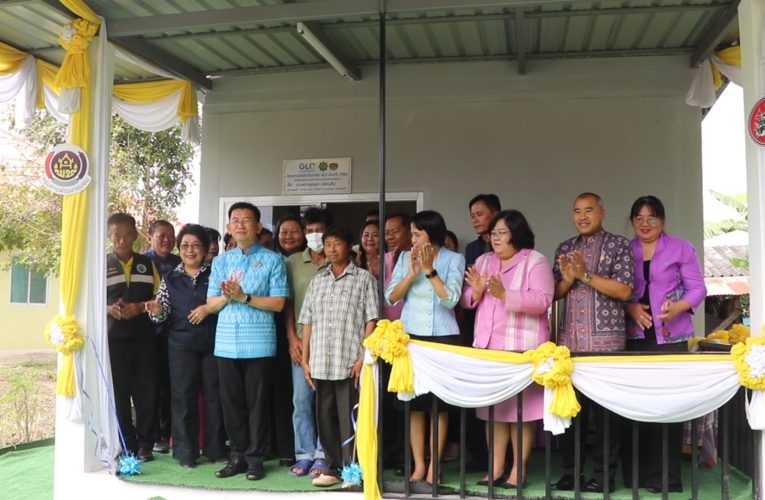 จังหวัดสิงห์บุรีจัดโครงการบ้านห่วงใยจากใจ GLO ช่วยเหลือครอบครัวผู้มีรายได้น้อย
