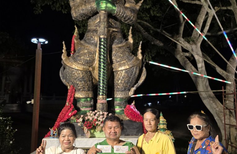 ดวงเฮง! ชาวบ้านแห่กราบไหว้ท้าวเวสสุวรรณ วัดเนินสุข ระยอง หลังขอพรแล้วถูกรางวัล จัดแก้บนชุดใหญ่