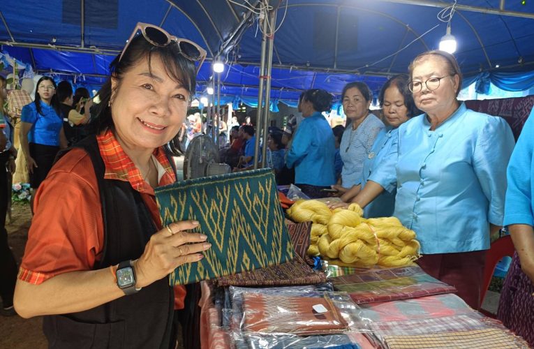 ผู้ว่าฯ นำสื่อมวลชนหัวหน้าส่วนราชการ พาไปยามกลุ่มวิสาหกิจชุมชนปลูกหม่อนเลี้ยงไหม ผ้าไหมไทยอันทรงคุณค่า บ้านหนองยาง