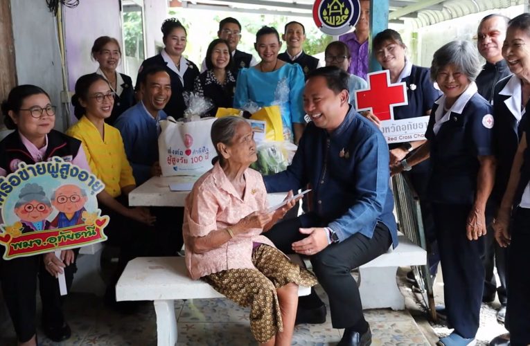 ผู้ว่าราชการจังหวัดอุทัยธานี นำส่วนราชการ ลงพื้นที่เยี่ยมบ้านผู้สูงอายุ 100 ปีขึ้นไป