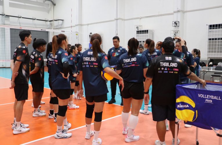 นักตบลูกยาวสาวทีมชาติไทย ยืดร่างกาย ซ้อมบอล และโยคะตอนเช้า “โค้ชอ๊อต” ย้ำให้ช่วงบ่ายพักเต็มที