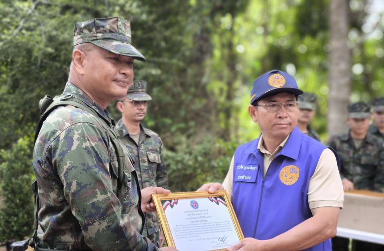 จันทบุรี/หน่วยเฉพาะกิจนาวิกโยธินจันทบุรี มอบใบประกาศเกียรติคุณแก่ผู้ให้การสนับสนุนภาระกิจสร้างถนนเลียบแนวชายแดน
