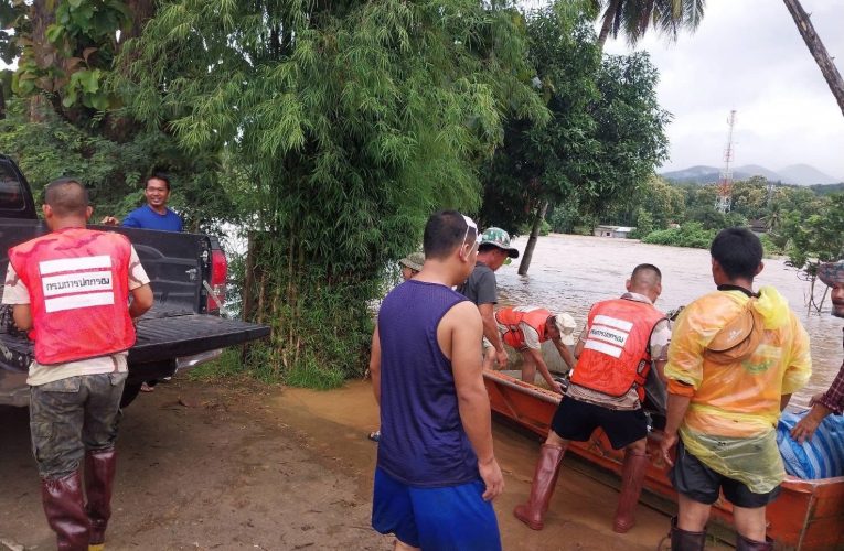 แม่ฮ่องสอน – คืบหน้าฝนถล่มแม่สะเรียง แม่ฮ่องสอน เกิดเหตุอุทกภัยน้ำป่าไหลหลาก ท่วมบ้านเรือนมีผู้เสียชีวิต 1 ราย