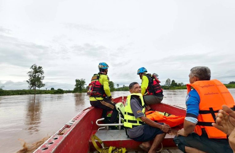 หน่วยกู้ภัย จ.พิษณุโลก และฝ่ายปกครอง รวมทั้งหน่วยทหารจาก กองทัพภาคที่ 3 นำเรือท้องแบน และรถล้อสูงออกช่วยเหลือชาวบ้าน