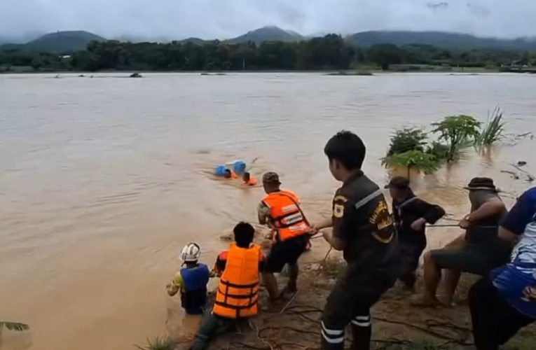 ระทึกช่วยคนไหลน้ำ