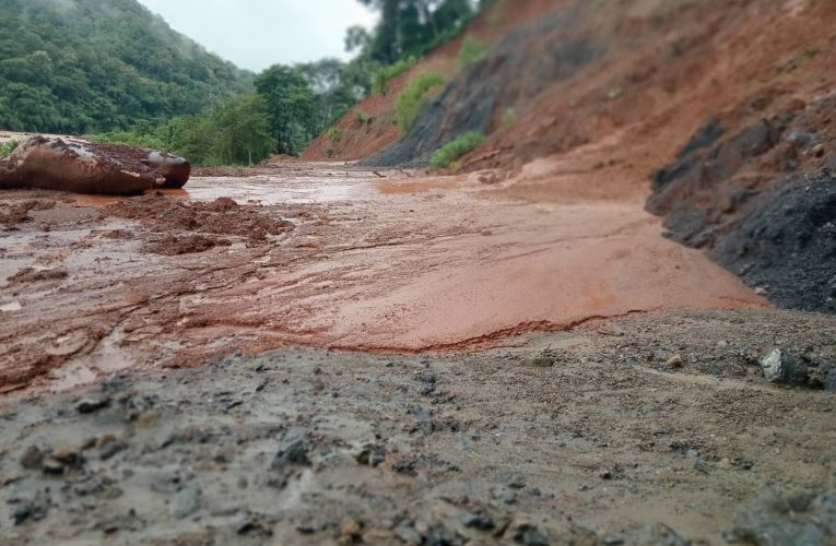 บ้านเสาหินเส้นทางถูกตัดขาด