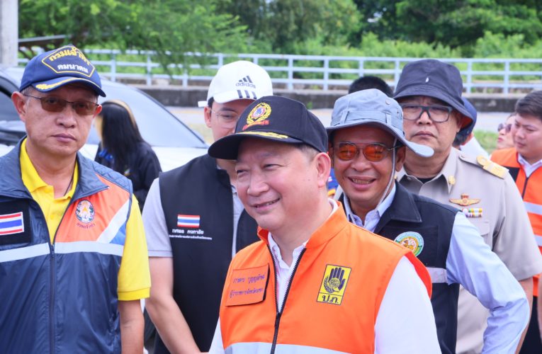 ว่าฯ ระยอง ลงเรือสำรวจคลองทับมา จัดทำแผนที่ประกอบและภาพถ่ายในลำคลอง