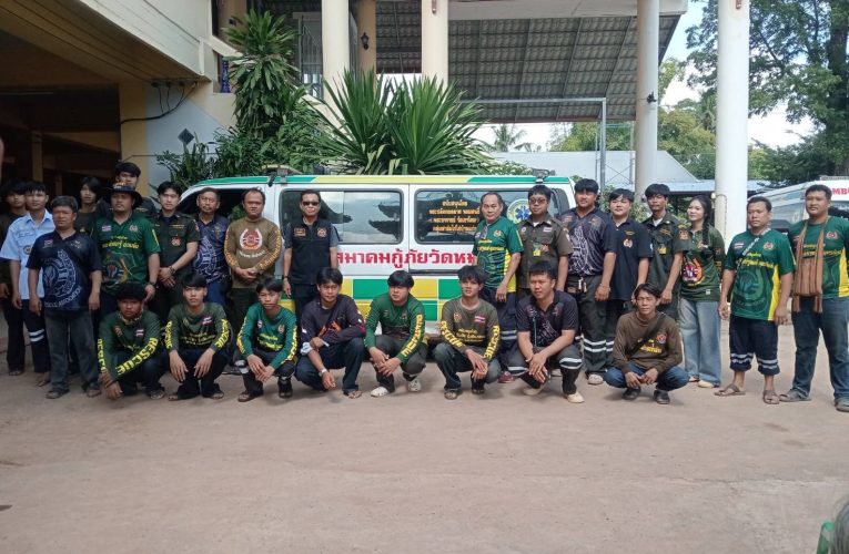 ส.กู้ภัยหมอนไม้จังหวัดอุตรดิตถ์ร่วมกับพระและเครือข่ายสื่อมวลชนสุขภาพจิตจังหวัดอุตรดิตถ์แจกน้ำดื่มผู้ประสบอุทกภัย