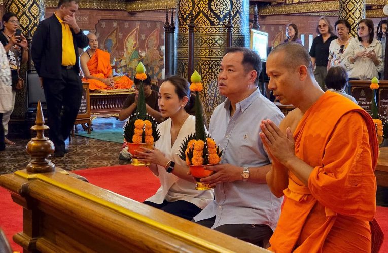 พิษณุโลก – “ นายกรัฐมนตรี และภริยา” นั่งเครื่องส่วนตัวบินลงพิษณุโลก มุ่งหน้ากราบ “พระพุทธชินราช”