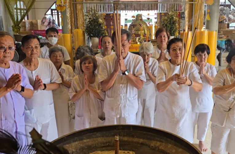 อุทัยธานี กินเจขอพรเจ้าแม่กวนอิมบนยอดเขาส่งเสด็จพระพันปีหลวง