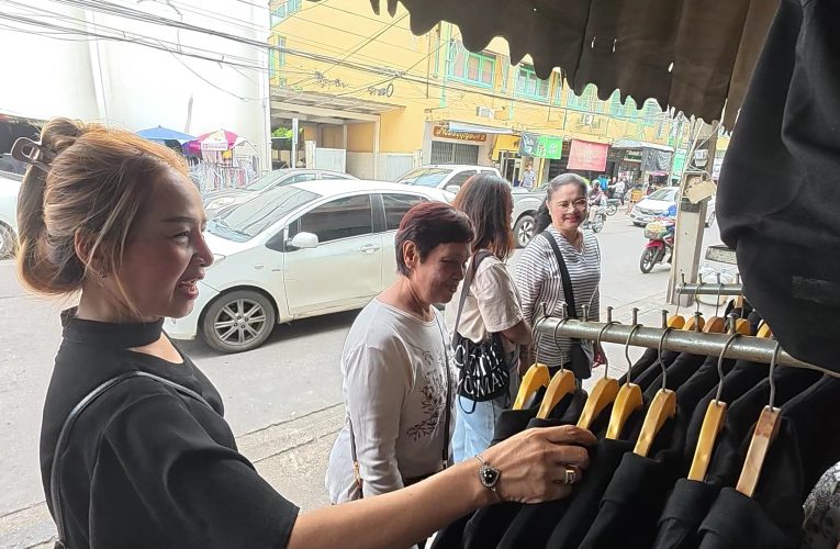 ฉะเชิงเทรา – แม่ค้าพร้อมใจลดราคาเสื้อดำให้ทุกคนได้เข้าถึงเพื่อไว้อาลัย