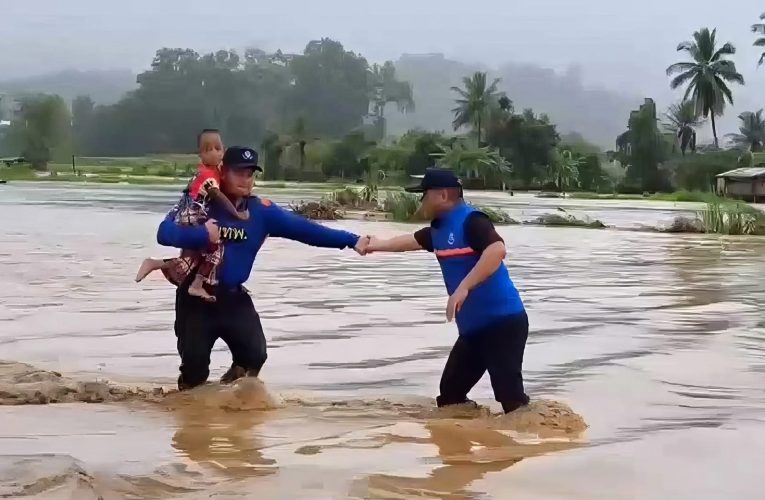แม่ฮ่องสอน – เจ้าหน้าที่ปกครองอำเภอสบเมย จังหวัดแม่ฮ่องสอน ร่วมกับกำลังทหาร และตำรวจ เข้าช่วยเหลือราษฎรที่ติดค้าง และขนย้ายสิ่งของออกจากพื้นที่น้ำท่วม